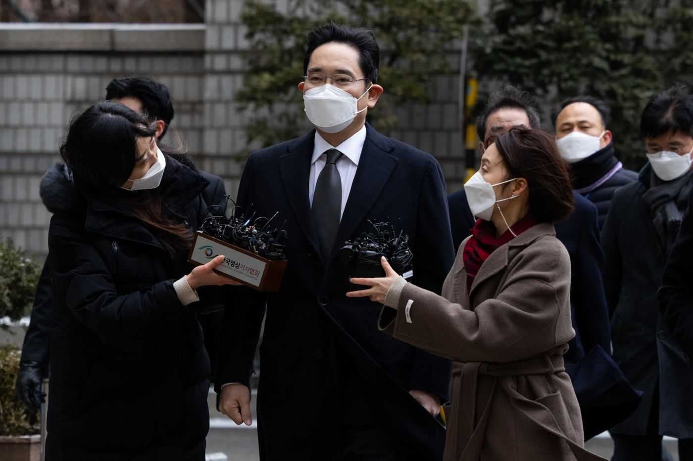 Người thừa kế tập đoàn Samsung Jay Y. Lee xuất hiện tại một toà án ở Seoul vào tháng 1/2021 - Ảnh: Bloomberg.