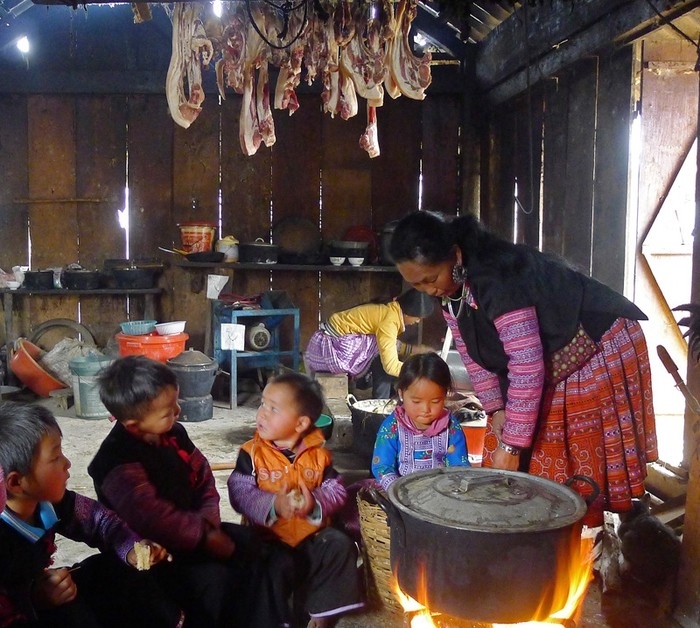 Cả gia đình người Mông quây quần bên nồi cháo ấu tẩu