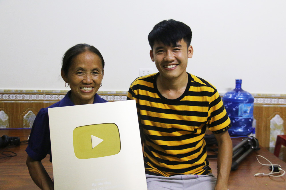 Bà Tân Vlog nhận nút vàng Youtube