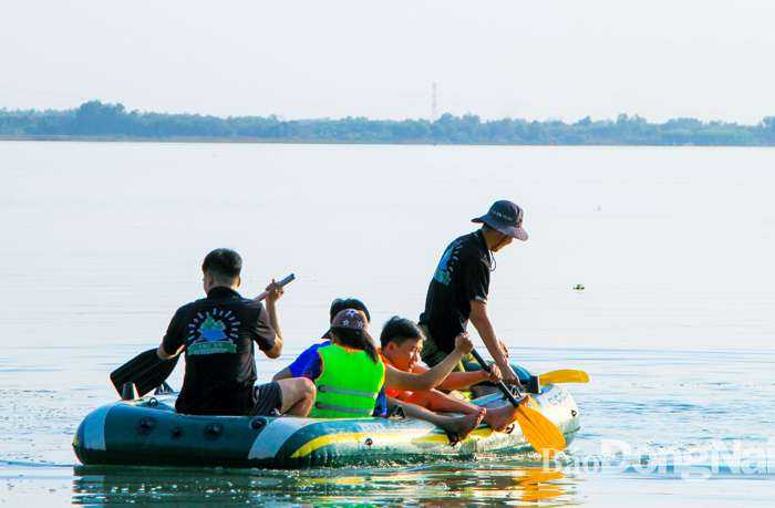 Du khách trải nghiệm sông nước trên hồ Trị An. Ảnh: Văn Linh