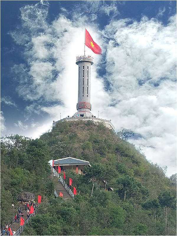 Du lịch Hà Giang Cao Bằng - cột cờ Lũng Cú