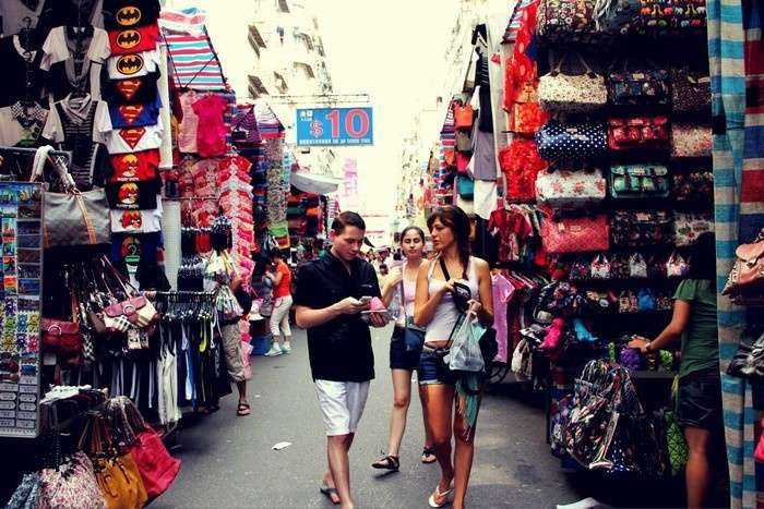 Hàng hóa ở Lào Cai được bày bán rất nhiều, giá cả cũng vô cùng hấp dẫn