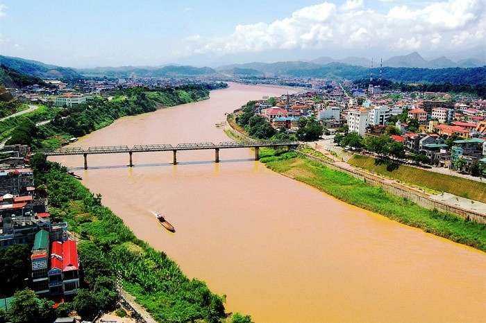 Cửa khẩu quốc tế Lào Cai là điểm giao nhau giữa 2 con sông: sông Hồng và sông Nậm Thi