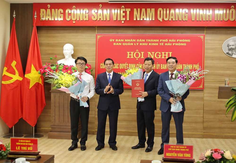 Ông Nguyễn Văn Tùng, Chủ tịch UBND thành phố Hải Phòng trao Quyết định bổ nhiệm ông Lê Trung Kiên, Trưởng ban BQL Khu kinh tế Hải Phòng