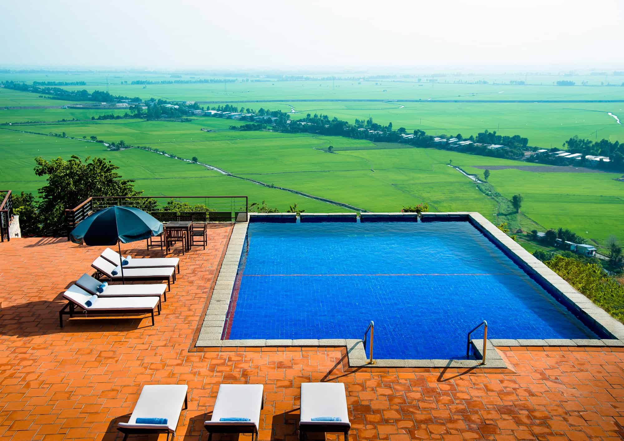 Bể bơi ngoài trời với view nhìn ra cánh đồng lúa bạt ngàn của thành phố Châu Đốc (ảnh sưu tầm)