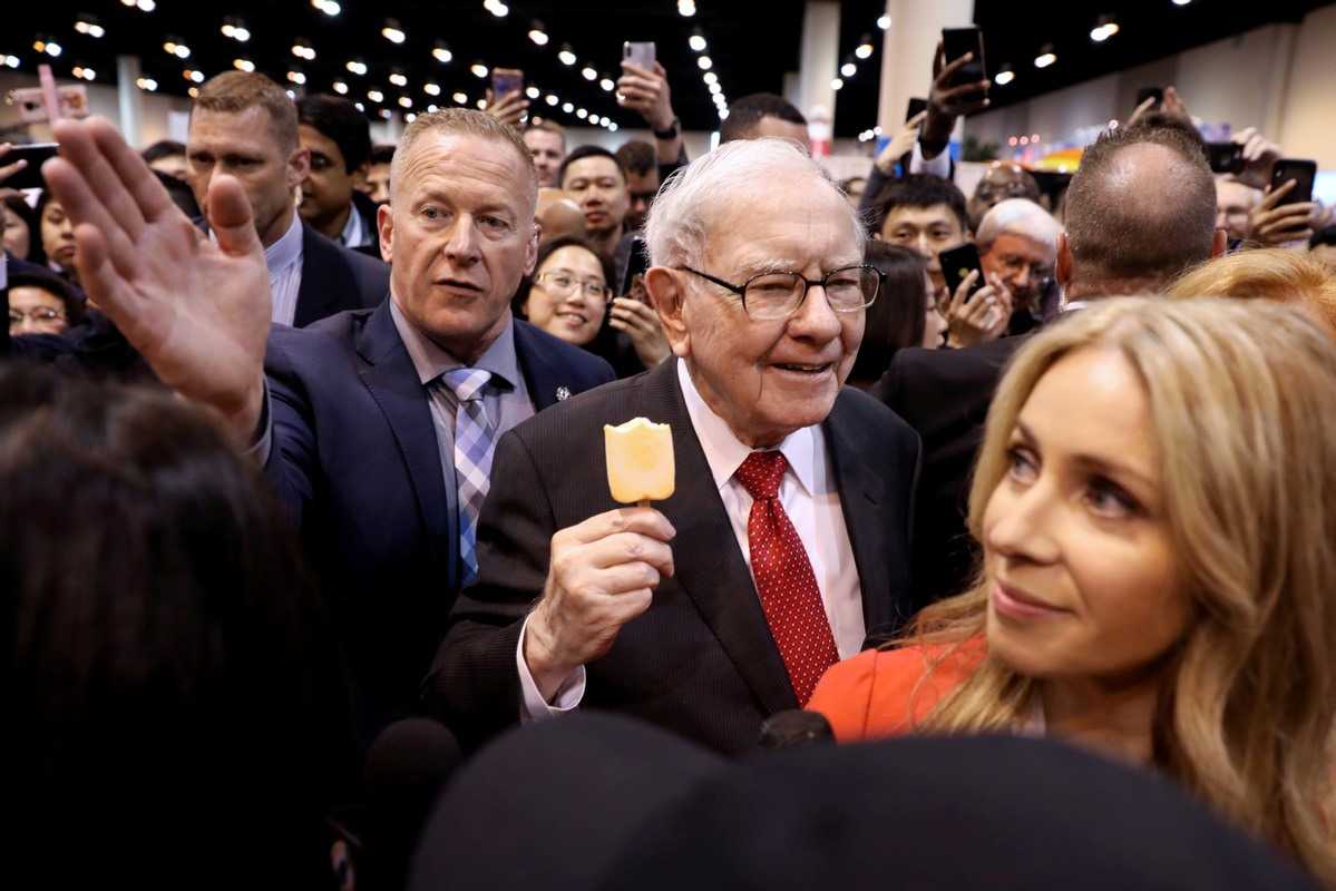 Warren Buffett đứng thứ 4 với 102 tỉ USD. Ảnh: China Daily