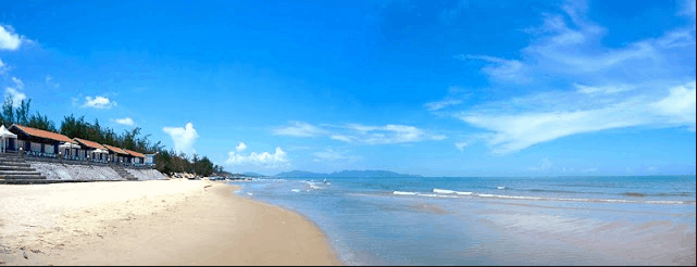 Bãi tắm Chí Linh nước biển xanh, cát trắng, nắng vàng