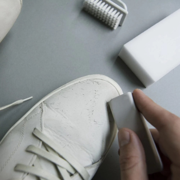 Cách vệ sinh giày da bằng tẩy bút chì