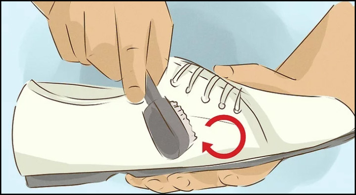 Cách vệ sinh giày da bị dính vết bẩn thông thường