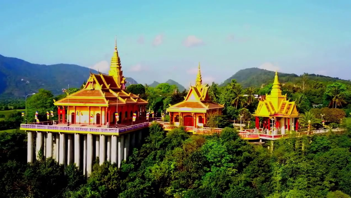 Ngôi chùa nằm trong núi Tà Pạ hùng vĩ