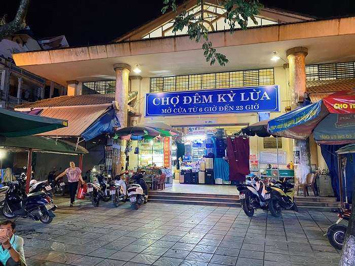 Đi du lịch Lạng Sơn 2 ngày 1 đêm nên mua sắm ở chợ đêm Kỳ Lừa (Nguồn: VnExpress)