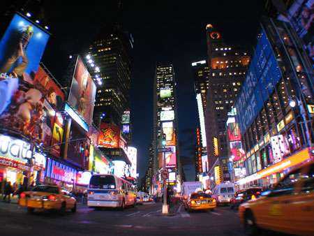Đường phố trang hoàng lộng lẫy trong ánh đèn xa hoa của thành phố. (ảnh minh họa) - du học new york