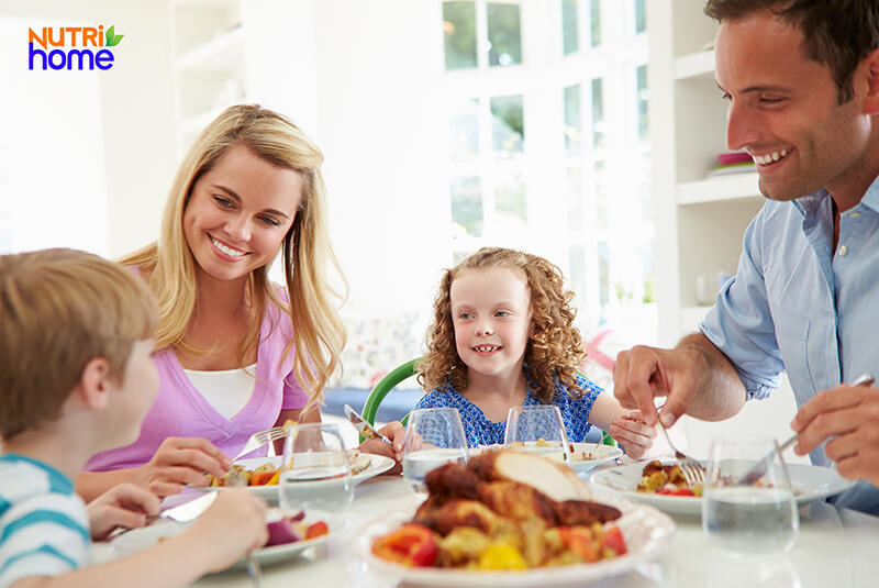 bé ăn cùng gia đình, ăn đúng giờ, cách giúp bé tăng cân