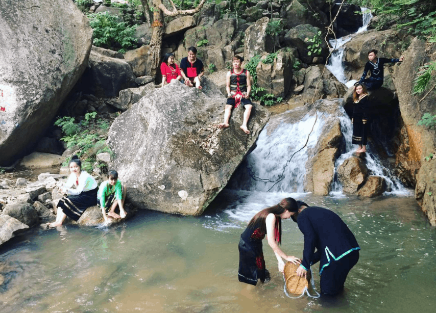 Hình ảnh các cô gái đi lấy nước tại suối Thanh Long