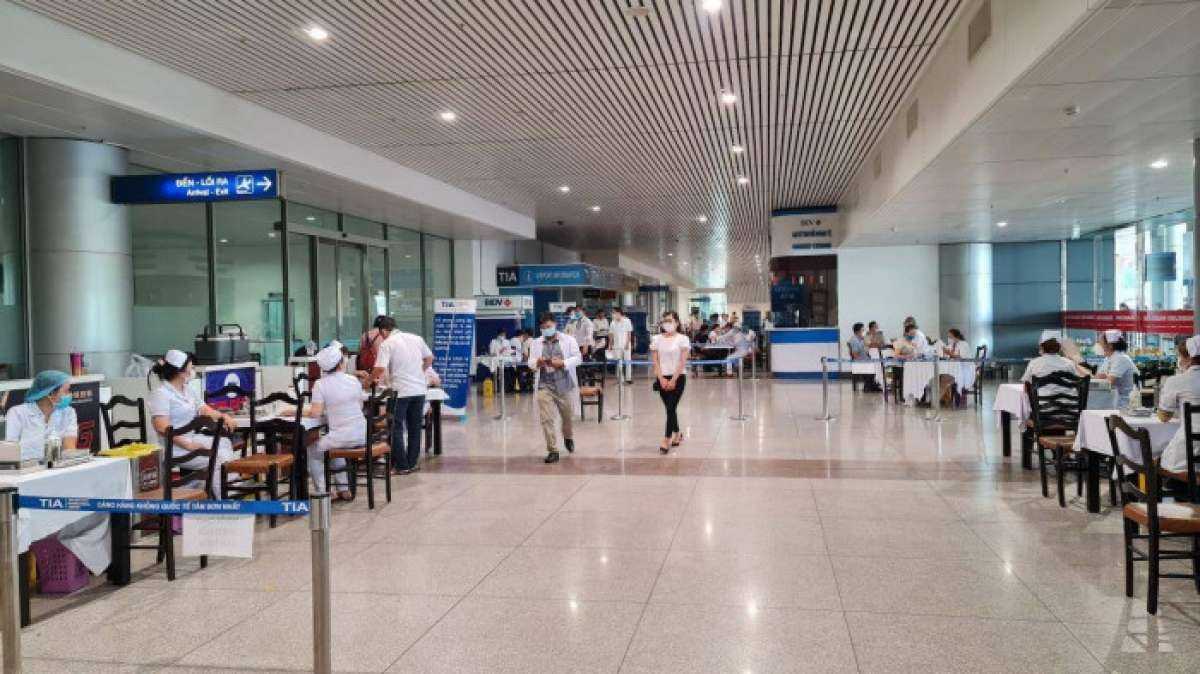 Tiêm vaccine phòng Covid-19 cho cán bộ, nhân viên làm việc tại Cảng HKQT Tân Sơn Nhất.