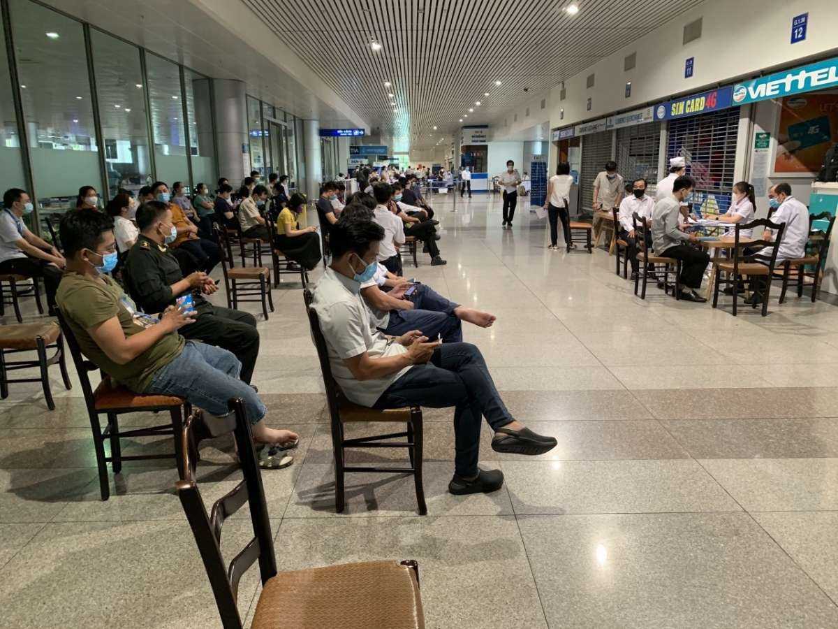 Cán bộ, nhân viên Cảng HKQT Tân Sơn Nhất xếp hàng chờ tiêu vaccine phòng Covid-19.