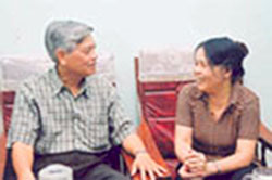 Nhạc sĩ Doãn Nho và bà La Thị Tám trong lần gặp gỡ năm 2003.