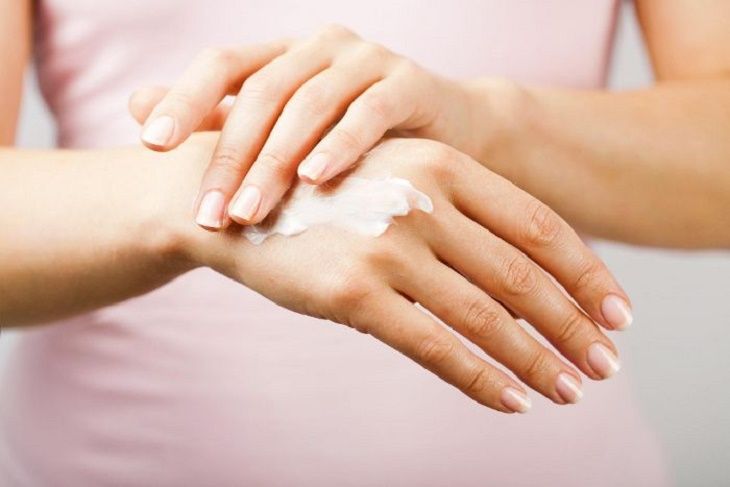 Sử dụng kem dưỡng để chăm sóc tay nổi mụn nước và ngứa