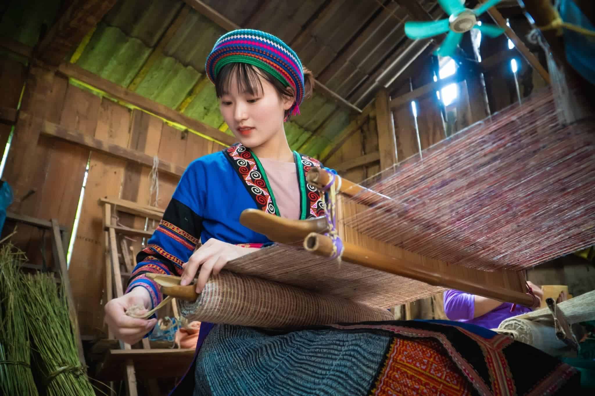 Trải nghiệm nghề dệt tại làng Lùng Tám