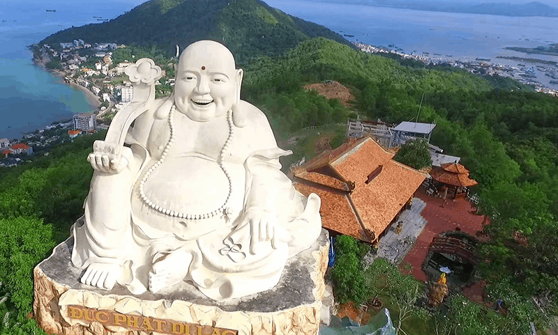 Tượng Phật Di Lạc ở Hồ Mây (Ảnh: Sưu tầm)