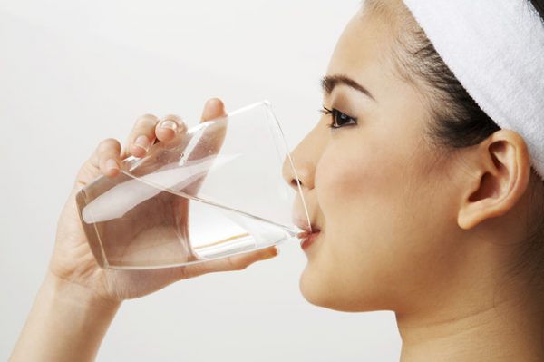 Uống nhiều nước sẽ béo mặt mà cơ thể không tăng cân