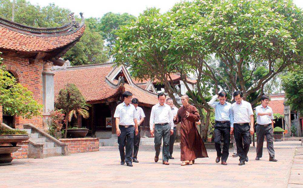 Du khách thăm chùa Vĩnh Nghiêm.